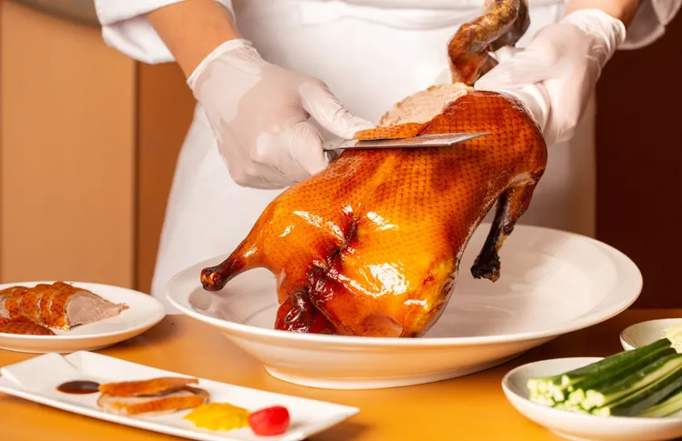 台北萬豪酒店ITF線上旅展，宴客樓平假日冠軍烤鴨三重奏，每張3580元。業者提供