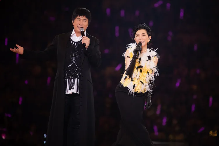 綜藝天王胡瓜（左）擔任張清芳今晚演唱會嘉賓，帥氣直逼五月天阿信，加碼16蹲引全場尖叫。圖／上引娛樂提供