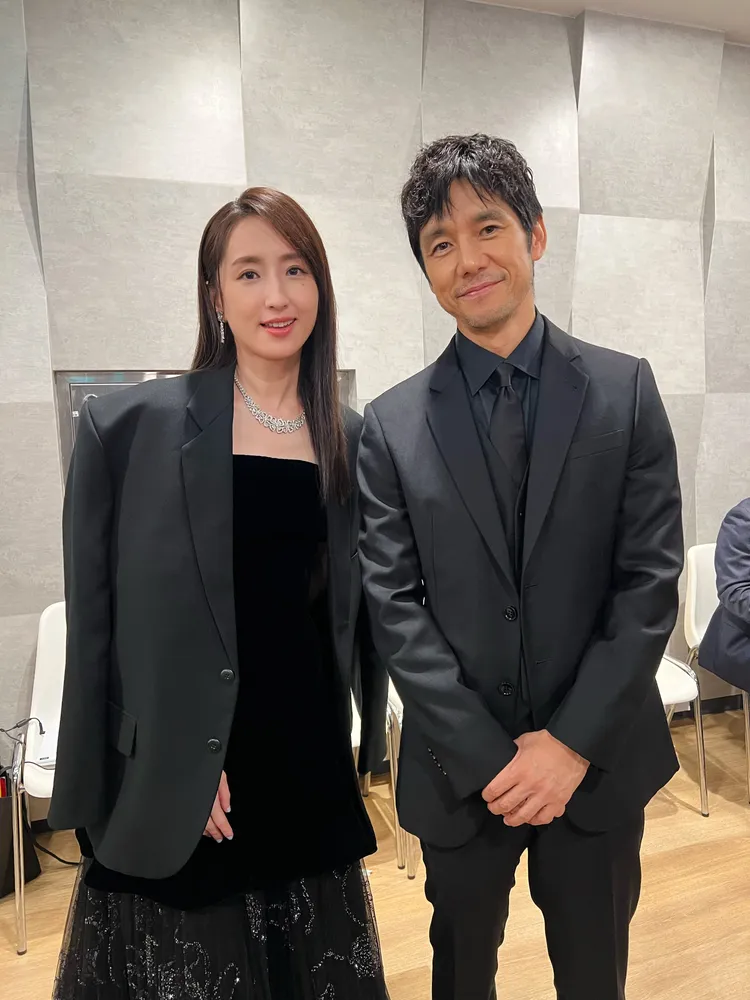 柯佳嬿與西島秀俊一同頒獎。柯佳嬿經紀公司提供