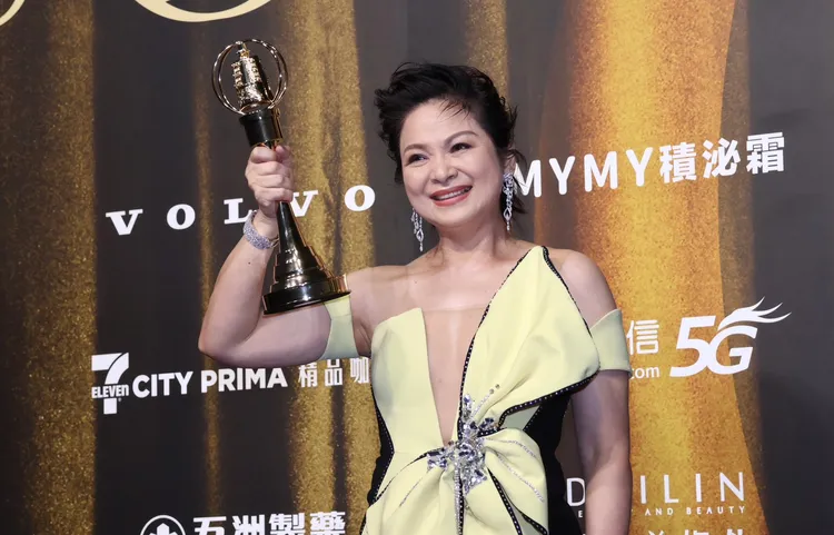 楊貴媚滿足舉起獎盃。莊宗達攝