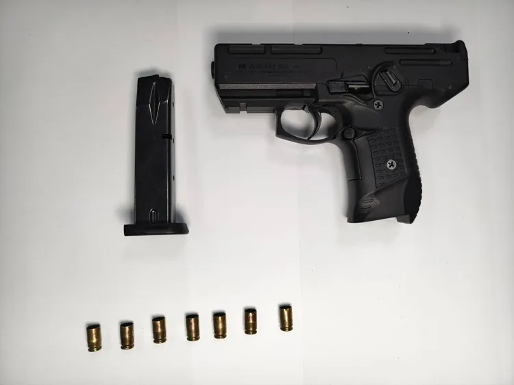 車上搜出的手槍，與附近撿到的彈殼。翻攝畫面