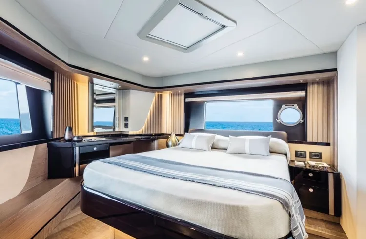 「Navetta 58」船首前舷較高的設計可容納雙主臥室空間配置。法藍克台灣遊艇提供