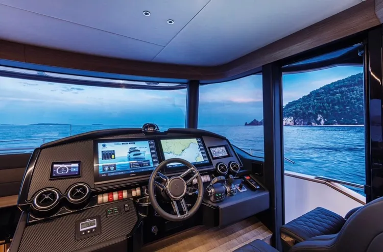 駕駛艙貼心配備艙門可直接開啟，就能走到甲板與同行者互動相當方便。法藍克台灣遊艇提供