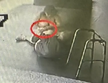 程女翻找被害人身上財物。讀者提供