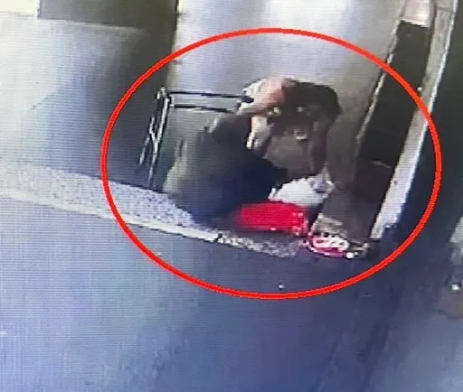 「苦苦」相逼!女街友打劫街友 搶他助行器再搜刮400元