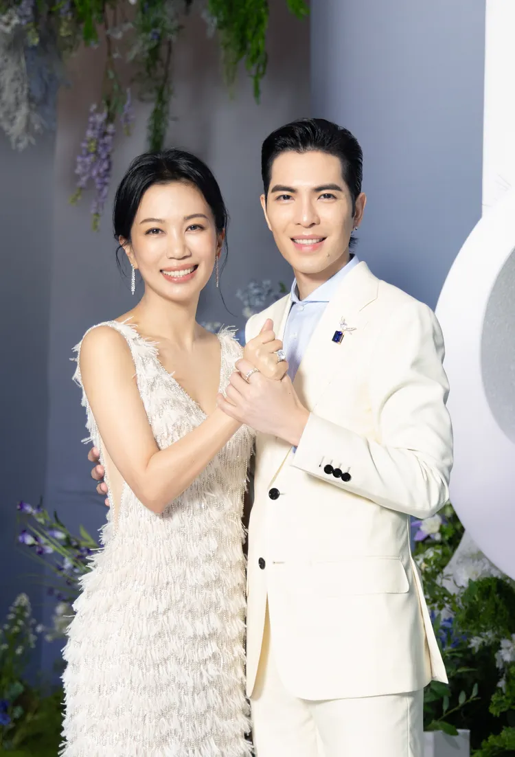 蕭敬騰（右）穿著dunhill米白色羊毛西服套裝搭配淺藍色菱格紋襯衫。品牌提供