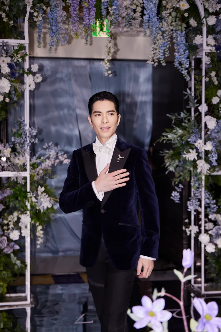 蕭敬騰穿著藍色絲絨晚禮服外套、白色菱格紋牛津紡棉質禮服襯衫。品牌提供