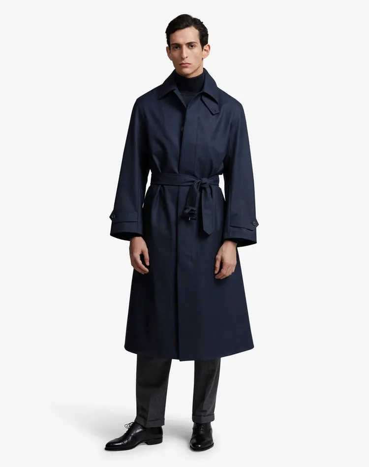 外套皆以修身剪裁打造修長視覺。品牌提供