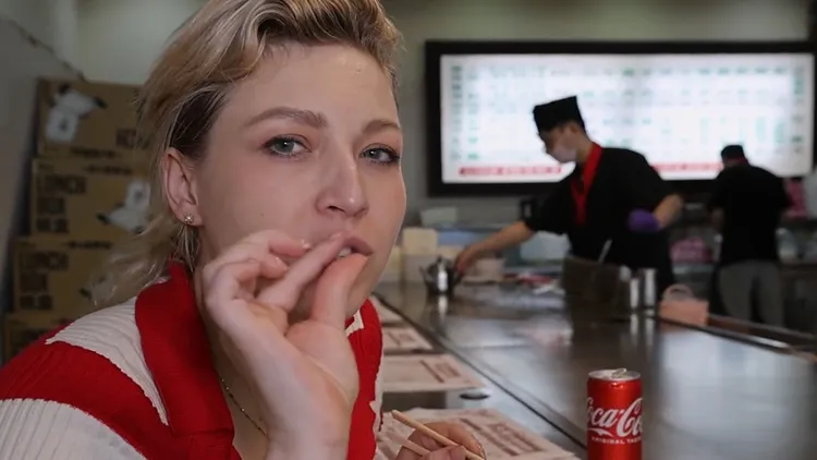 賈絲敏首次體驗台灣鐵板燒。翻攝自不要鬧工作室YouTube