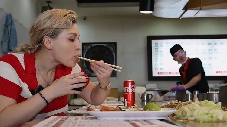 賈絲敏首次體驗台灣鐵板燒。翻攝自不要鬧工作室YouTube