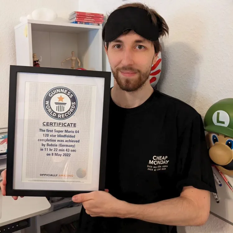 玩家Bubzia開心獲得金氏世界紀錄認證。翻攝Instagram / Bubzia