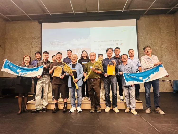 許富凱與在地的工作人員合影。林丞偉攝