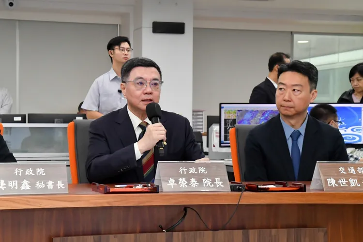 卓榮泰趕往氣象署視察。行政院提供