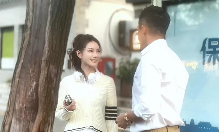 汪小菲追到公車亭把相機把撿到的相機還給Mandy。翻Mandy小紅書
