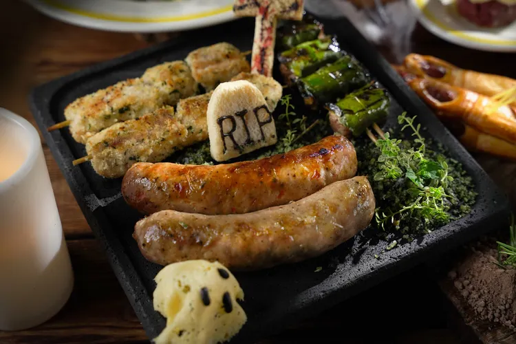 兼具搞怪及美味的「碳烤4人分享盤」，內容包含手工原味香腸搭配碳烤香料玉米雞肉及串西西里檸檬葉烤肉丸。業者提供