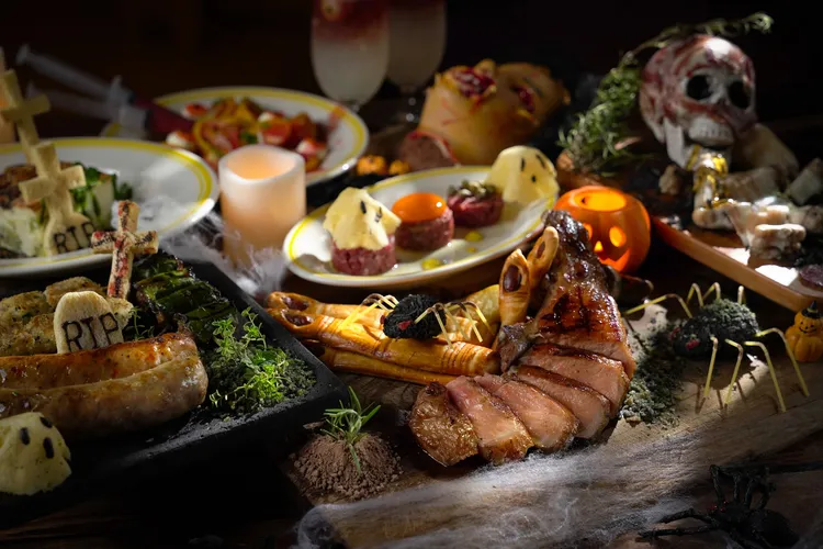 《Ciao》西西里牛排館推出萬聖限定的「暗夜亡靈骷髏宴」四人分享餐，每套6880元+10%。業者提供