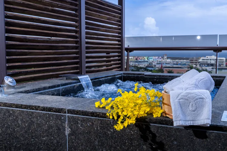 家庭套房戶外湯池。花蓮福容大飯店提供