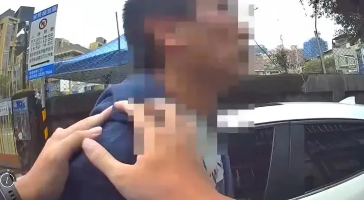 鄒姓男子路邊被捕時覺得莫名其妙，根本不知道自己通緝犯身分早被出賣。翻攝畫面