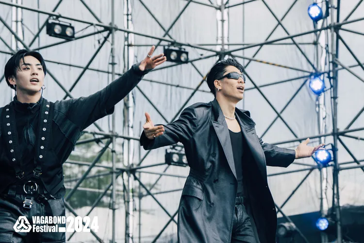 AKIRA（右）回到林志玲娘家，希望帶給受到風災不安的民眾力量。浪人祭提供