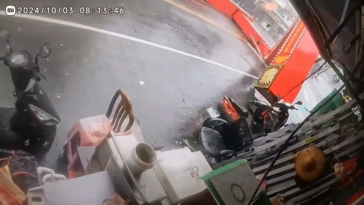 高雄市鼓山區元亨寺山下附近一家寺廟木製牌樓，08:13被強風吹倒，所幸未造成人員受傷。翻攝畫面