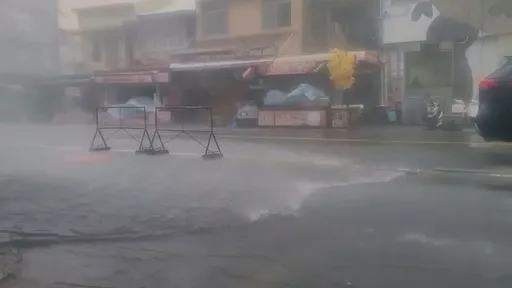 風強雨驟片!高雄牌樓瞬間吹垮 旗津渡船場狂風影像曝光