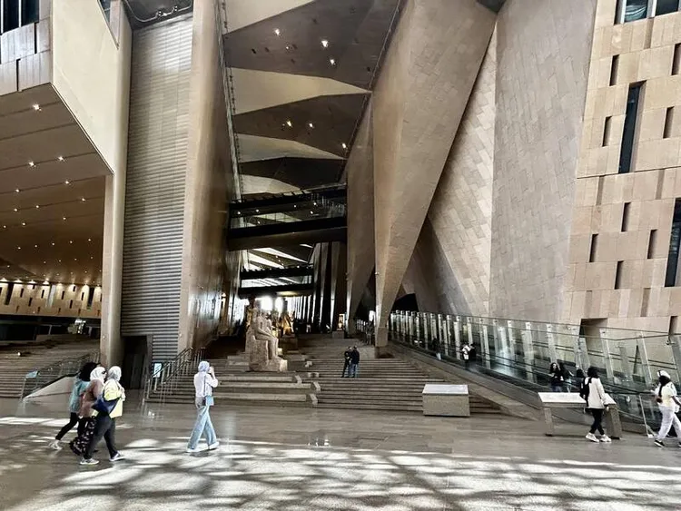 大埃及博物館大階梯區高度約60公尺，步行到達頂端後，可先透過全景玻璃窗眺望金字塔，再左轉正式進入展覽區。 中央社