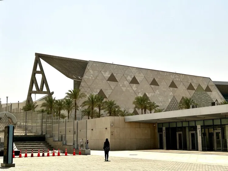 圖為大埃及博物館車輛入口處。人員下車後穿過玻璃門可進入售票區。 中央社