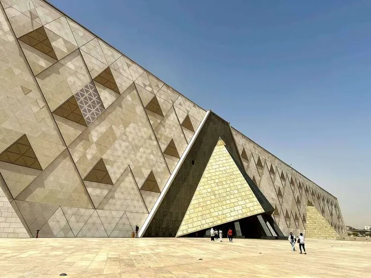 大埃及博物館正門呈金字塔三角形、門上寫滿古埃及象形文字，兩側墻上也布滿金字塔三角形圖案。 中央社