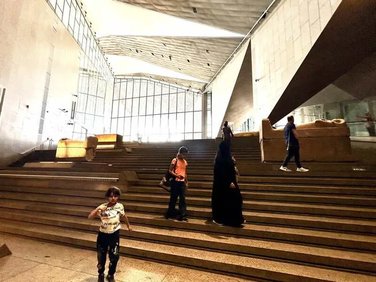 進入主展廳前得先爬大階梯，從代表生命的尼羅河平原向上爬至代表死亡的沙漠高原，象徵一步一步從出生步向死亡，最後到達頂端前的全景玻璃落地窗。 中央社