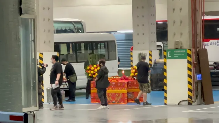 小巨蛋工作人員在後台拜拜。陳建岐攝