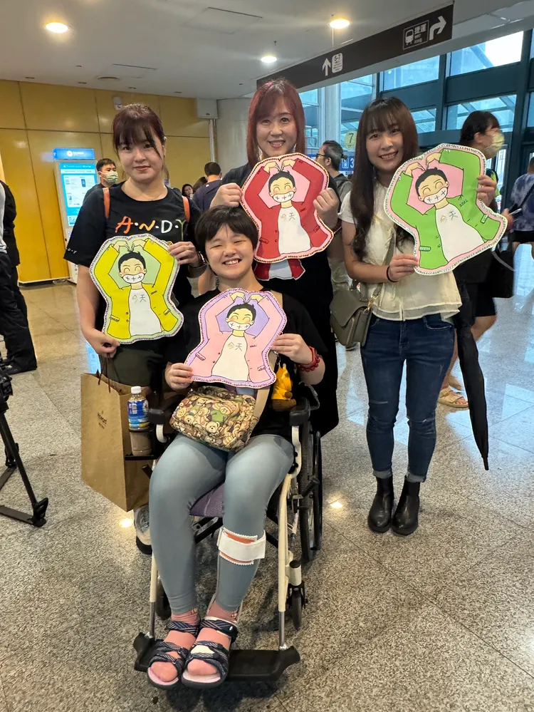 粉絲坐輪椅也要來台北搶聽。彭欣偉攝