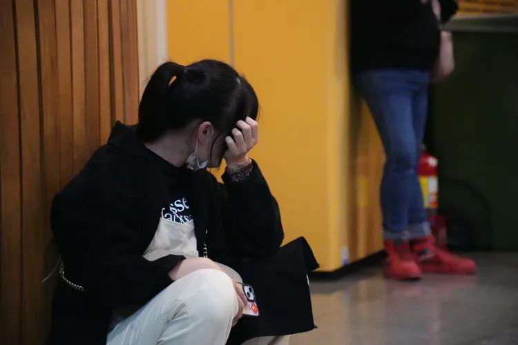 粉絲難過蹲坐在走廊。彭欣偉攝