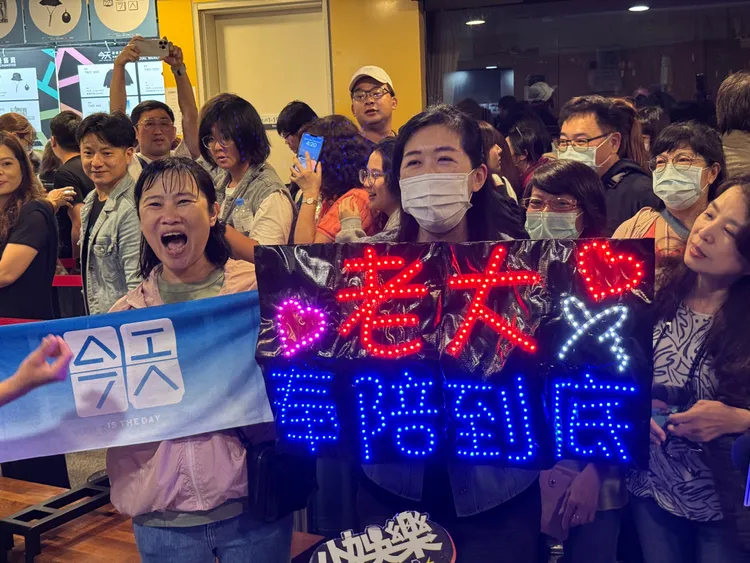 粉絲的應援燈牌。彭欣偉攝