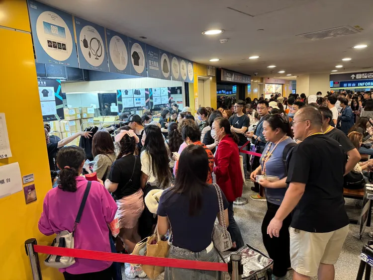 粉絲搶買華仔演唱會周邊。彭欣偉攝