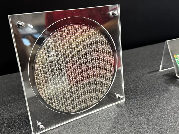 六吋 GAN HEMT晶圓。呂承哲攝