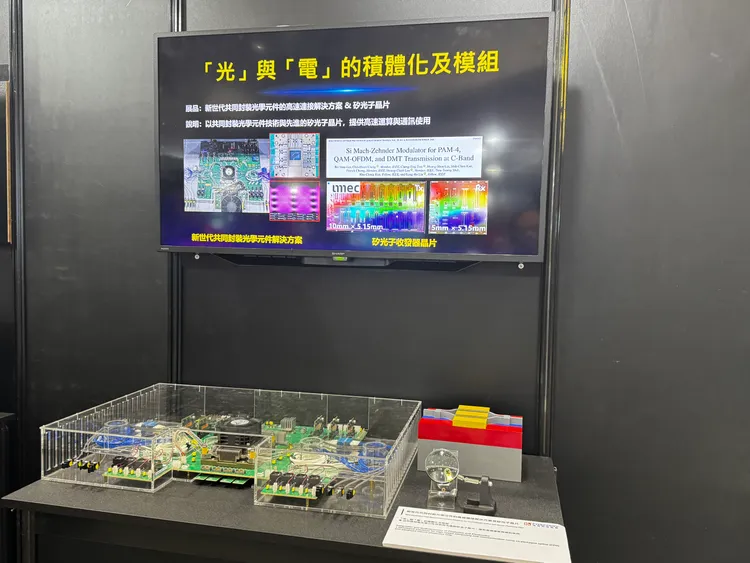 鴻海研究院展示共同封裝光學元件高速連接方案，以及先進矽光子晶片。呂承哲攝