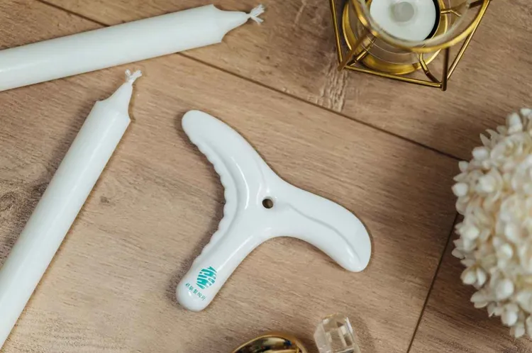 「彩騏製陶所」是由鶯歌45年製陶經驗師傅所創立，本次提案的《筋美適-遠紅外線陶瓷按摩器》歷經2年研發改良，兼具按摩、開穴、撥筋、刮痧功能。經發局提供