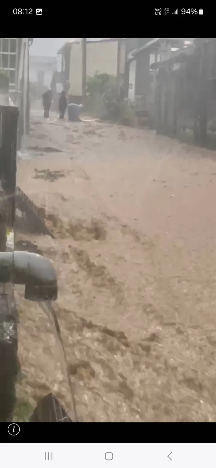 萬榮鄉紅葉村部落住宅道路變成滾滾泥流。民眾提供