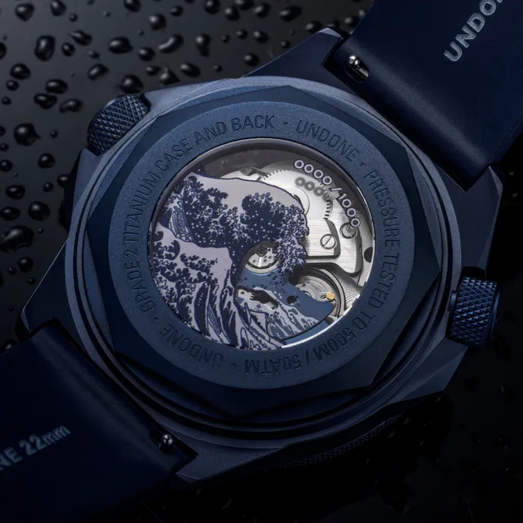 錶背及自動盤印有《神奈川沖浪裏》圖案。品牌提供