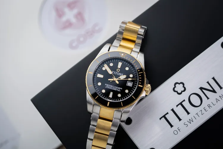 TITONI SEASCOPER 300 Bicolor半金雙色錶款，42mm，雙色精鋼錶殼，黑色琺瑯錶面，半金鍊帶/純不鏽鋼鍊帶，自動上鍊機芯 SW200-1，防水深度300米，各6萬9000元。品牌提供
