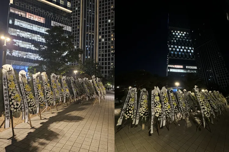 SM大樓外被弔唁花圈擺滿。翻攝X（推特）