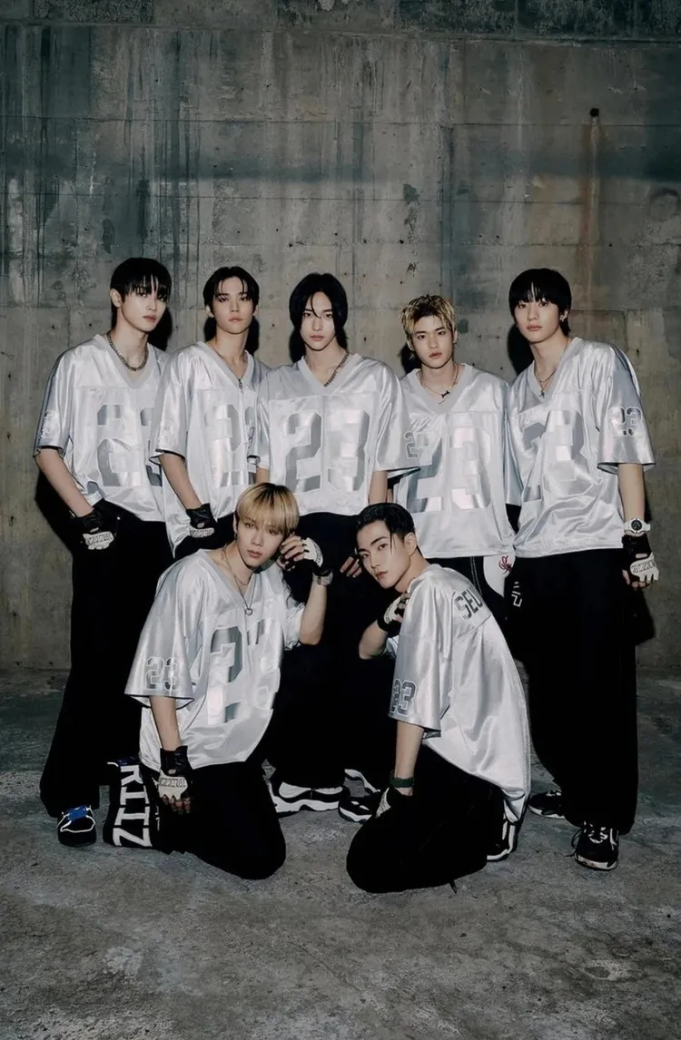 支持6人RIIZE的粉絲希望維持成燦（後排左起）、恩奭、元彬、炤熙、Anton、Shotaro（前排左）現狀，不希望承漢回來。翻攝SM娛樂