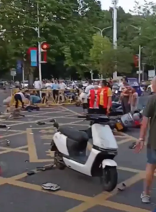 事故現場一片混亂。翻攝自X @Anthony20211117