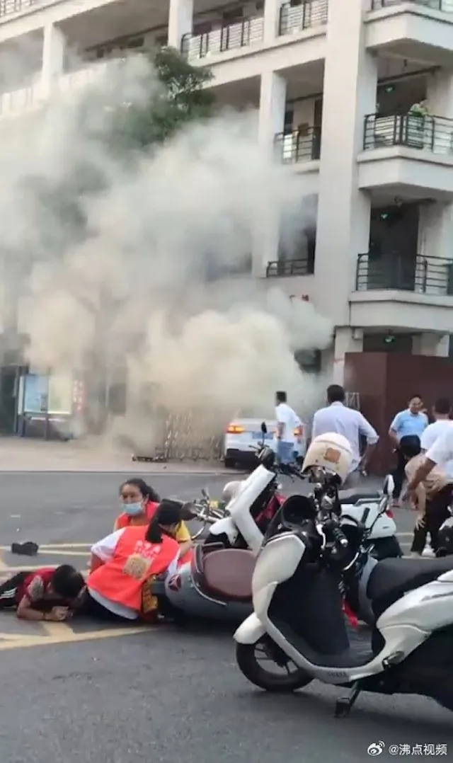 事發當下群眾紛紛閃避。翻攝自微博