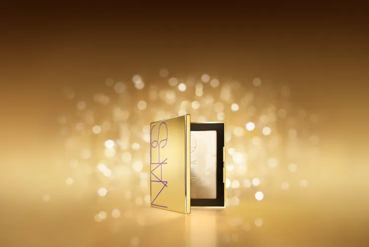 NARS裸光蜜粉餅璀璨奢金版，1500元。品牌提供