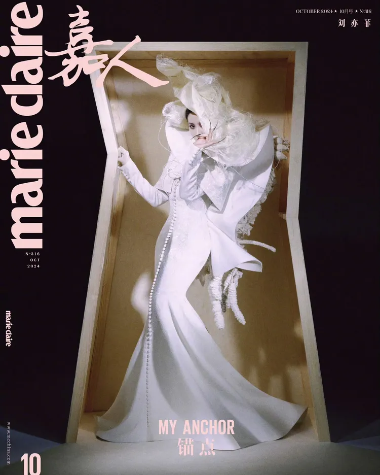 劉亦菲以THOM BROWNE服裝還原《吸血鬼：真愛不死》劇中角色。翻攝《嘉人》微博