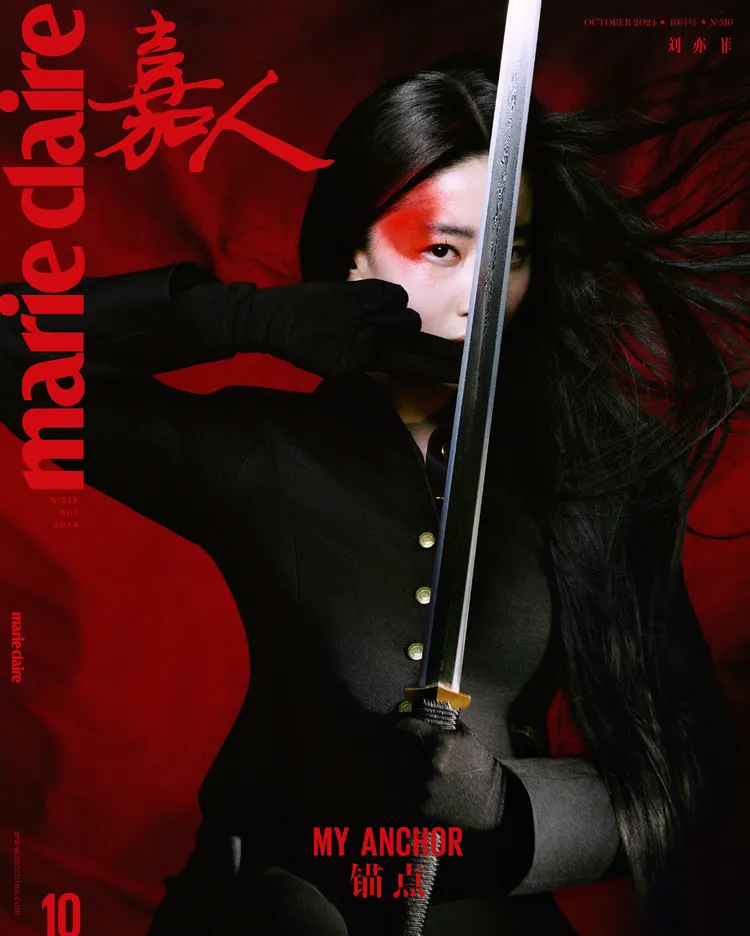 劉亦菲還原自己曾扮演過的角色「花木蘭」。翻攝《嘉人》微博