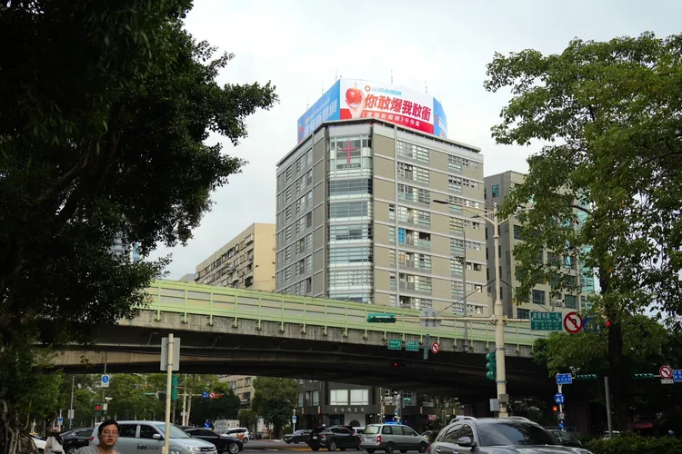 《壹蘋新聞網》的看板在曼哈頓大廈頂樓很吸睛。