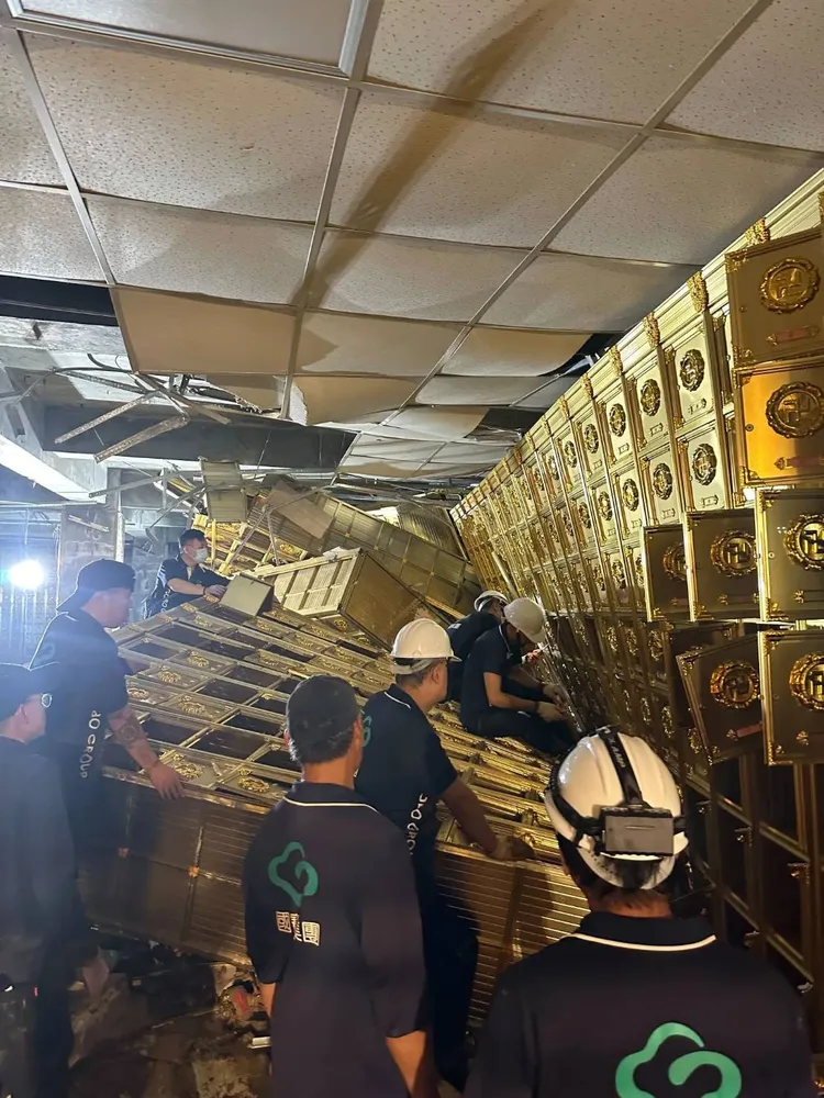 土石流導致陵園內的靈骨塔櫃位遭沖刷變形。翻攝照片