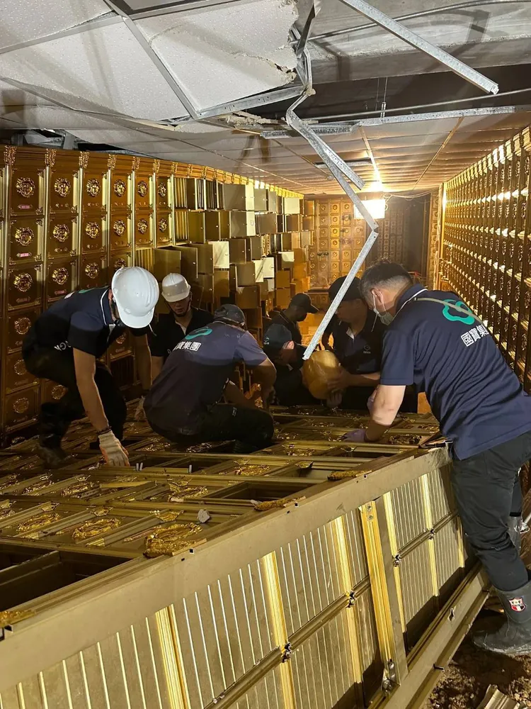 目前國寶集團工作人員正全力安置先人中。翻攝照片